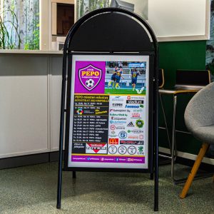 Pepon mainosstandi telineessä
