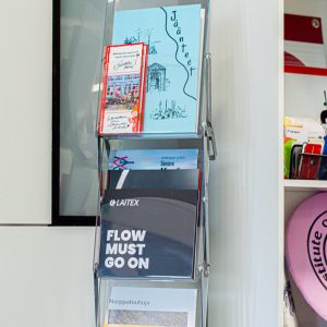Esitteitä ja flyereita telineessä Saimaprint Oy
