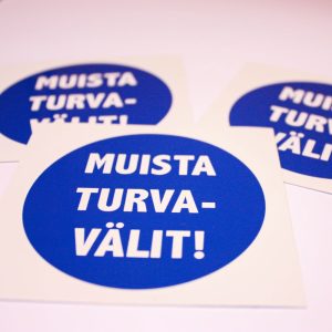 Pyöreitä Muista turvavälit tarroja Saimaprint Oy