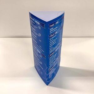 Sininen pöytästandi ravintolaan Saimaprint Oy