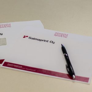 Kirjekuoria pöydällä Saimaprint Oy